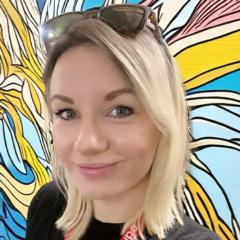 Zsuzsa James